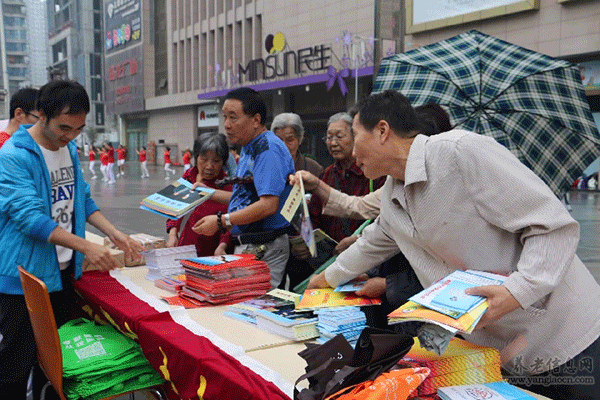 西瑪集團參加“西安市二00六年春節(jié)向城鄉(xiāng)特困戶送溫暖、獻愛心聯合大行動”活動。